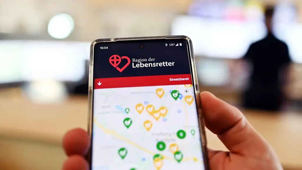 Ein-System-zur-Alarmierung-von-Ersthelfern-wird-auf-einem-Smartphone-gezeigt