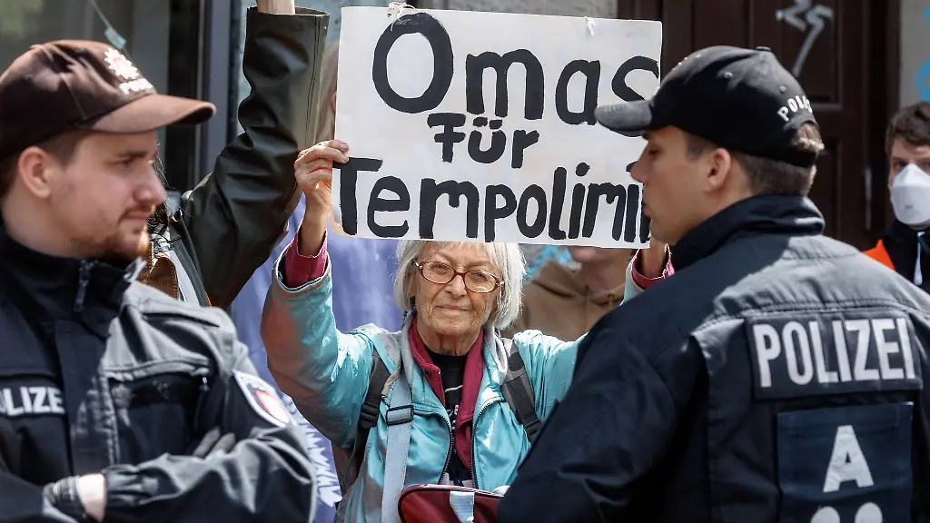 Ein-Mitglied-der-Gruppe-Letzte-Generation-zeigt-ein-Schild-mit-der-Aufschrift-Omas-fuer-Tempolimit