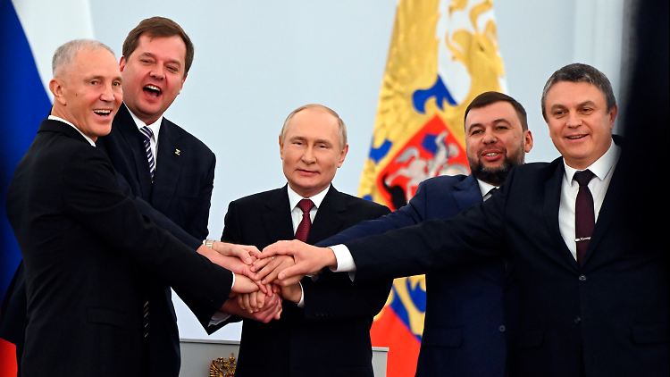 Präsident Wladimir Putin feierte nach Unterzeichnung der Dekrete die Eingliederung gemeinsam mit den von Russland installierten Besatzungschefs. 