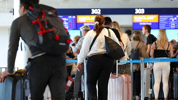 Fluggäste wurden gebeten, sich fortlaufend über den Status ihres Fluges auf der Website der Eurowings zu informieren.