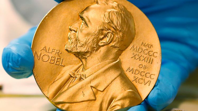 Der Nobelpreis wird einmal im Jahr vergeben.