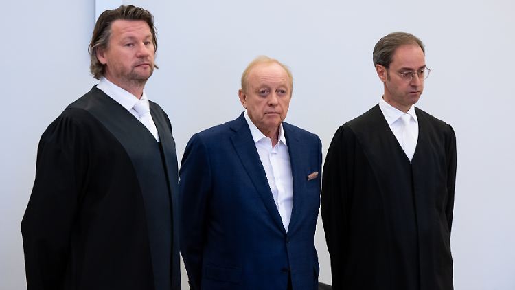 Schuhbeck kam mit seinen beiden Anwälten Sascha König (l.) und Markus Gotzens ins Gericht.