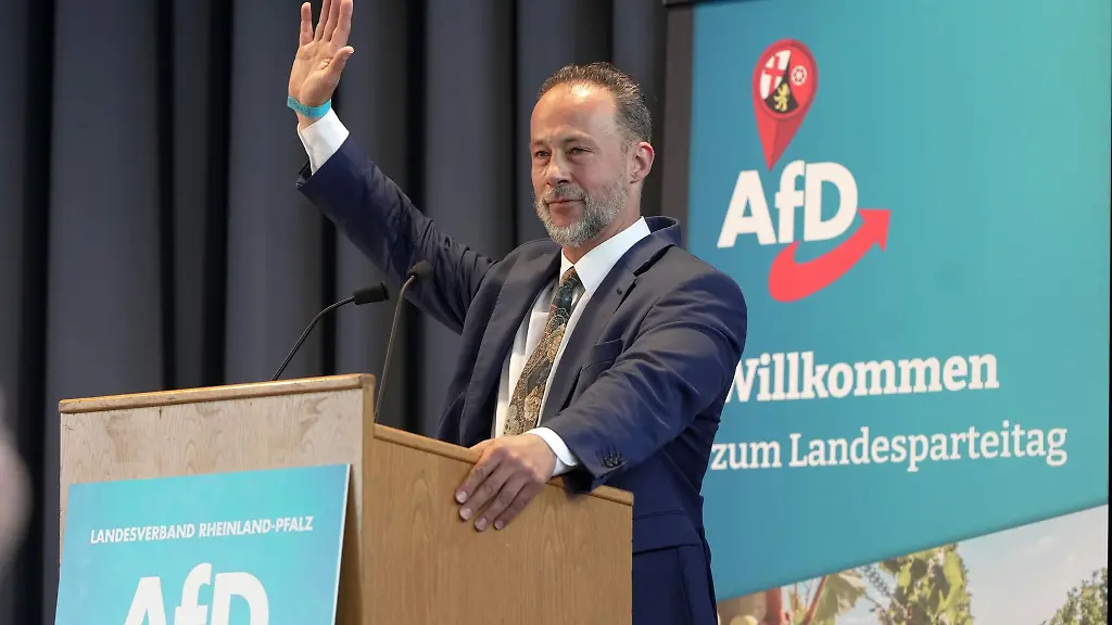Jan-Bollinger-Landesvorsitzender-der-rheinland-pfaelzischen-Afd-winkt-nach-seiner-Wiederwahl