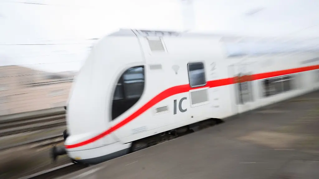 Ein-Intercity-2-faehrt-durch-einen-Bahnhof