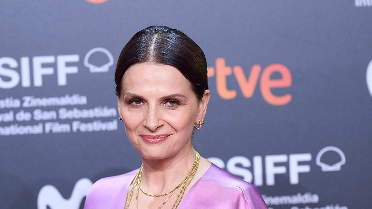 Auch Schauspielerin Juliette Binoche opferte eine Haarsträhne im Kampf gegen die Unterdrückung.