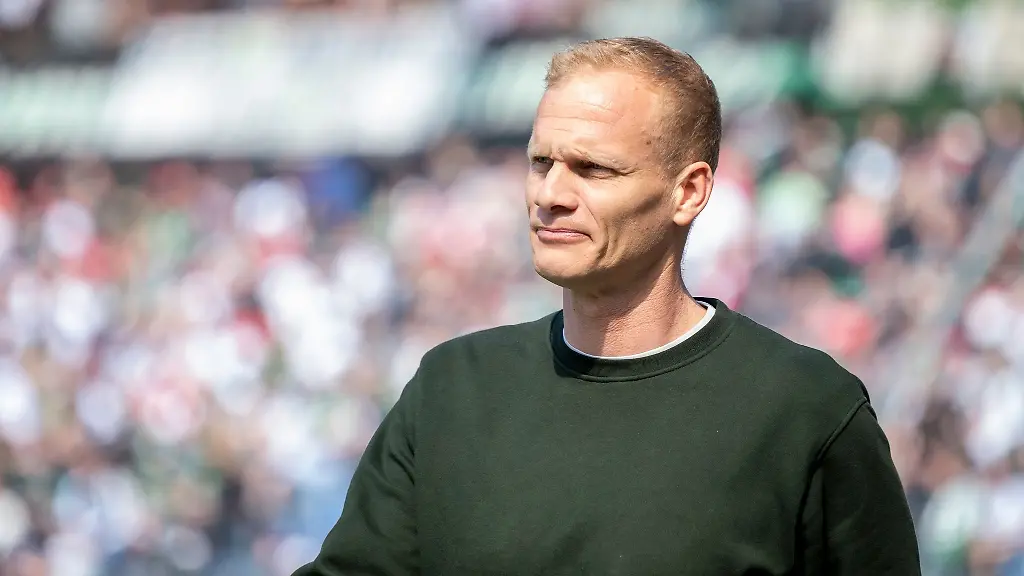 Schalkes-Trainer-Karel-Geraerts-betritt-das-Stadion