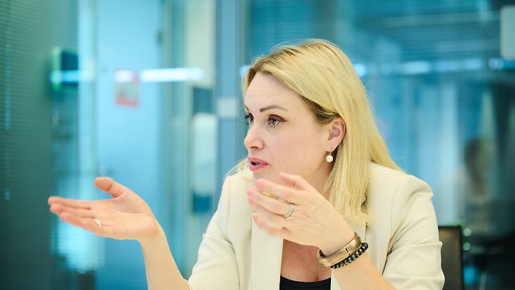 "Wenn unser Staat sich weigert, sich an seine eigenen Gesetze zu halten, halte ich mich auch nicht daran": Marina Owsjannikowa hat ihren Hausarrest beendet. 