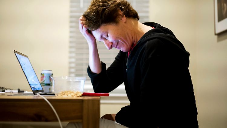 Carolyn Bertozzi hält inne, nachdem sie die Nachricht vom Nobelpreis-Triumph erhalten hat. Die US-Amerikanerin entwickelte die Klick-Chemie entscheidend weiter.
