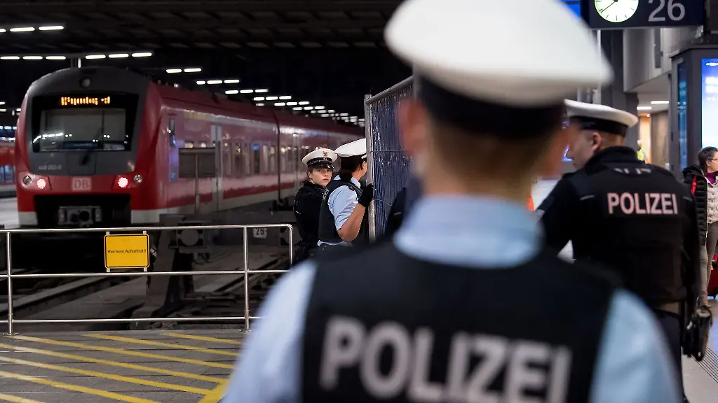Bundespolizisten-sperren-Bereiche-des-Hauptbahnhofes-ab