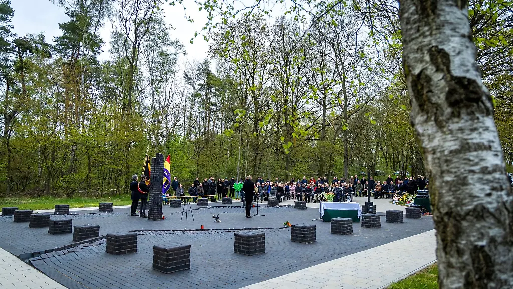 Mehr-als-1000-Haeftlinge-starben-hier-1945-infolge-der-extremen-Haftbedingungen-an-Krankheiten-Hunger-und-Erschoepfung