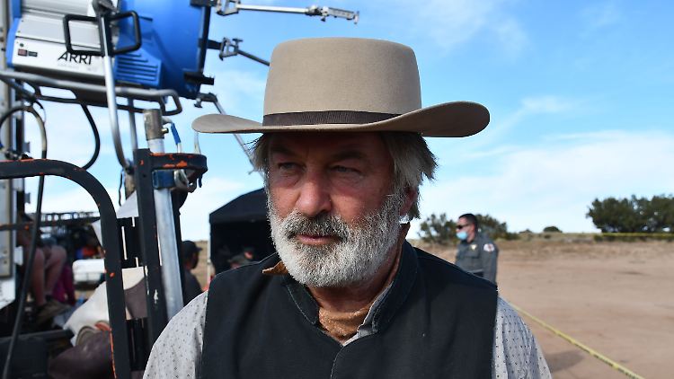 Alec Baldwin am Set zum Western "Rust", der Film soll im Januar 2023 zu Ende gedreht werden.