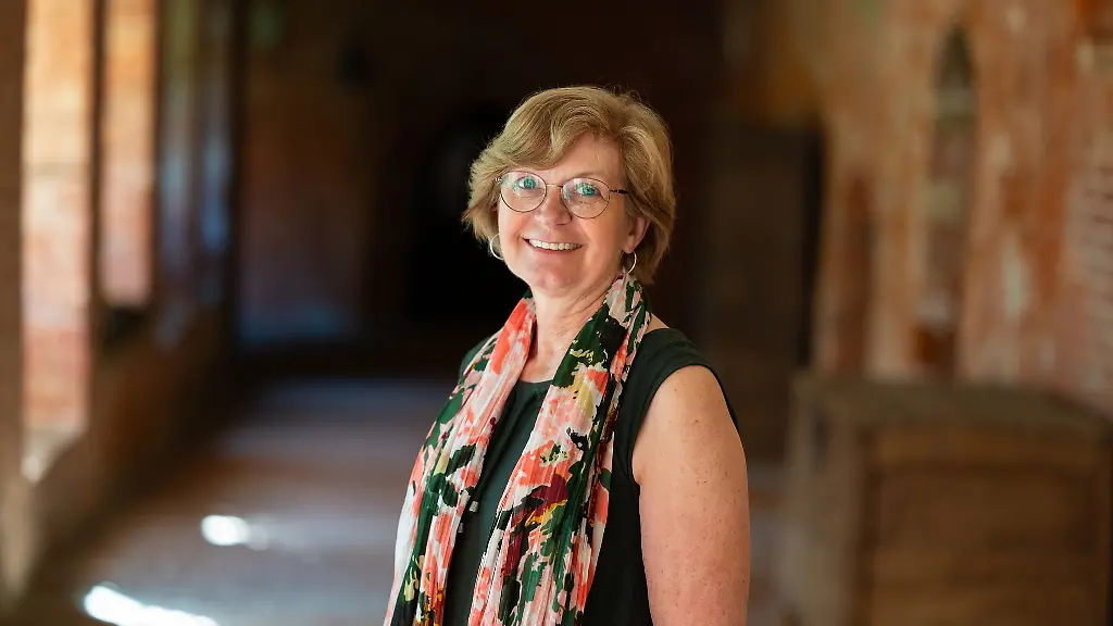 Angela-Geschonke-die-neue-Aebtissin-steht-im-Kloster-Ebstorf