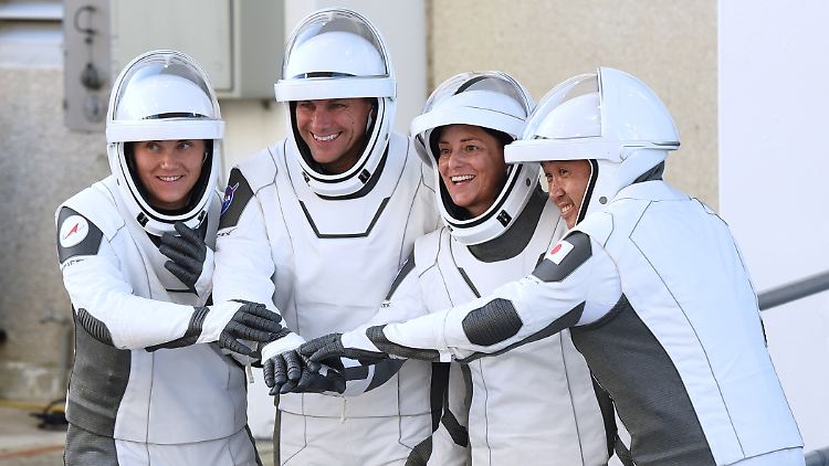 Mit Anna Kikina (l.) war eine Kosmonautin an Bord der Facon-9-Rakete.