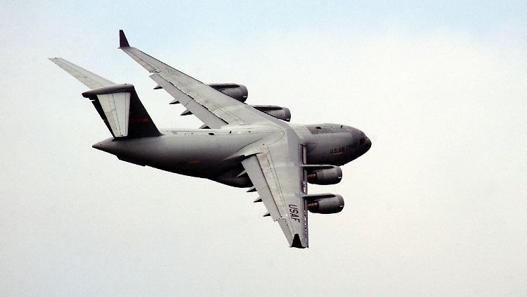 Die Maschine der US-Airforce wird am Abend in Frankfurt am Main erwartet. (Symbolbild)