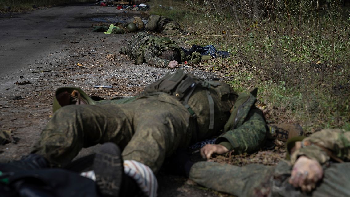 Mehrere verminte Leichen russischer Soldaten liegen auf einer Straße bei Lyman.