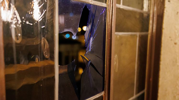 Die Ermittlungen stehen noch am Anfang, die Polizei wollte noch nicht von einem Anschlag sprechen. 