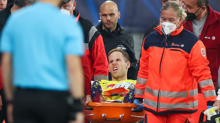 Leipzigs Torwart Peter Gulacsi wird verletzt vom Platz getragen.