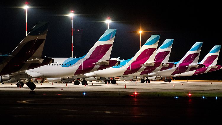 Viele Eurowings-Maschinen bleiben, wie hier am Flughafen Köln/Bonn am Morgen, heute am Boden.