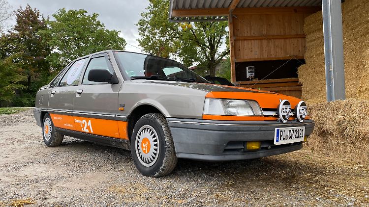 Dass dieser Renault 21 die Creme21-Rallye fährt, kann und will er kaum verhehlen.