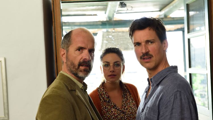 Irgendwas ist immer: Stephan (Christoph Maria Herbst), Anna (Janina Uhse) und Thomas (Florian David Fitz, v.l.) können es kaum glauben.