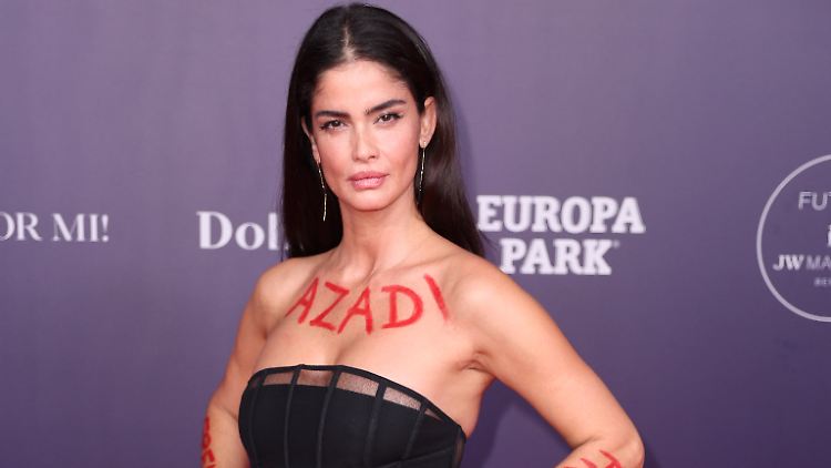 "Azadi" steht für "Freiheit": Shermine Shahrivar.
