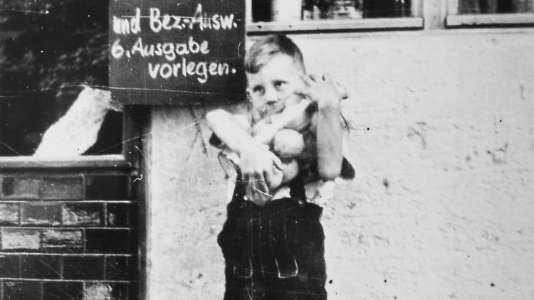 Ein Berliner Junge beim Obstkauf auf Karten 1944.