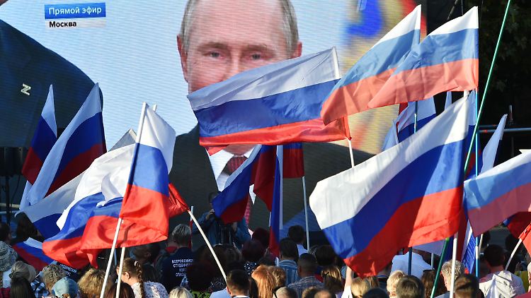 Putin lässt sich am 30. September für den völkerrechtlich unwirksamen Anschluss von vier ukrainischen Regionen an Russland feiern.
