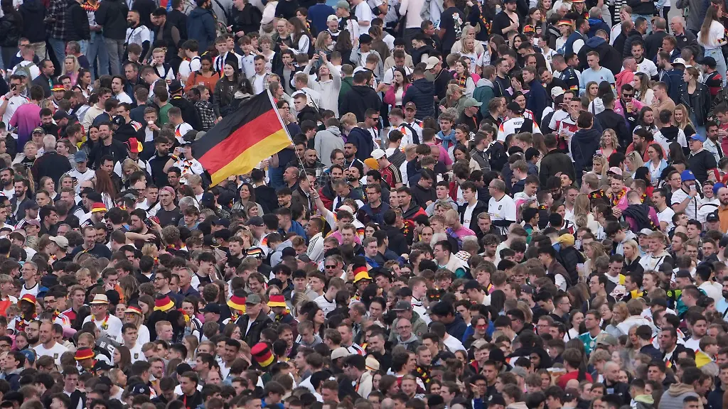 Fussball-Fans-feiern-auf-dem-Gelaende-des-EM-Fanfestes-auf-dem-Heiligengeistfeld