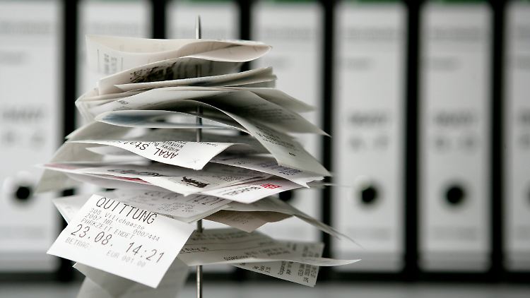 Neben der vom Bundesfinanzministerium versprochenen Stundung von Steuerschulden soll Privatleuten und Betrieben auch die 
rückwirkende Herabsetzung der Vorauszahlungen für das Jahr 2022 ermöglicht werden.  