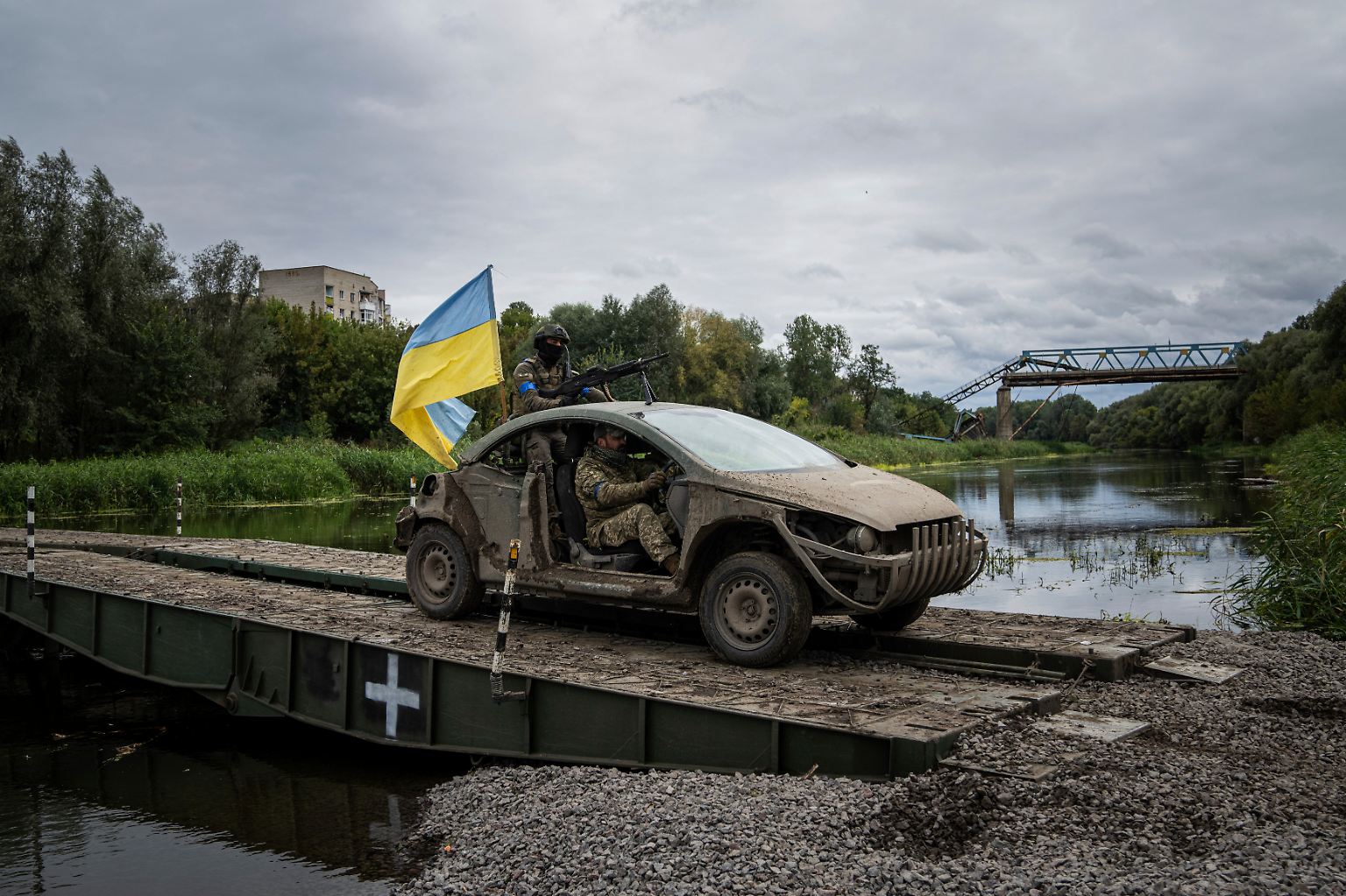 14. September, 7.46 Uhr, Isjum: Ukrainische Fallschirmjäger überqueren auf einer Pontonbrücke den Fluss Siwerskyj Donez.