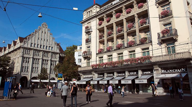 "Die Bank hat sich dabei entschieden, ein Verkaufsverfahren für das Hotel Savoy einzuleiten", teilt die Credit Suissse mit.
