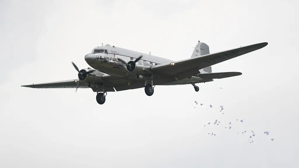Ein-historischer-Rosinenbomber-wirft-waehrend-einer-frueheren-Festveranstaltung-zur-Berliner-Luftbruecke-Suessigkeiten-ueber-dem-US-amerikanischen-Militaerflugplatz-in-Wiesbaden-Erbenheim-ab