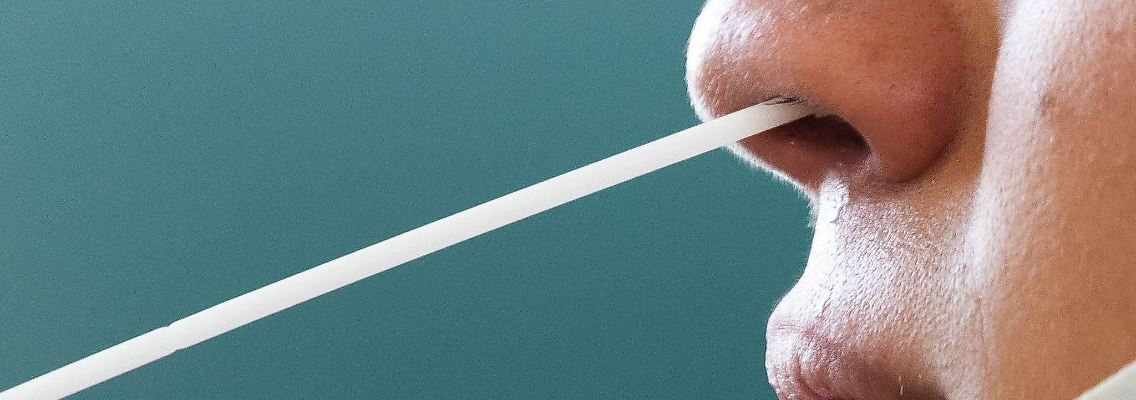 Einem Jugendlichen wird ein Nasenabstrich für einen Corona-Test entnommen.