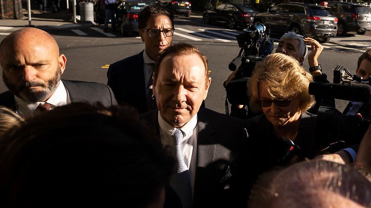 Kevin Spacey erscheint persönlich zum Prozessauftakt in New York.
