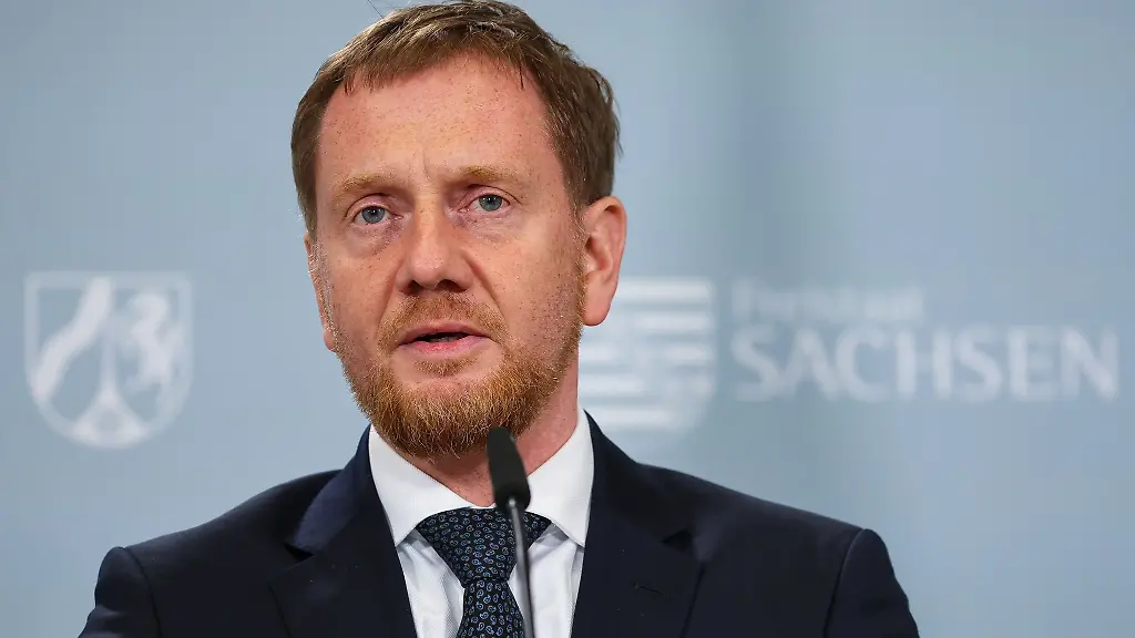 Michael-Kretschmer-CDU-Ministerpraesident-von-Sachsen-spricht-nach-der-gemeinsamen-Kabinettssitzung-mit-Nordrhein-Westfalen-in-einer-Pressekonferenz-in-der-Baumwollspinnerei