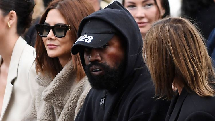 Einem Bericht zufolge hat Adidas Kanye West eine Milliarde Abfindung geboten, um die Zusammenarbeit zu beenden. 