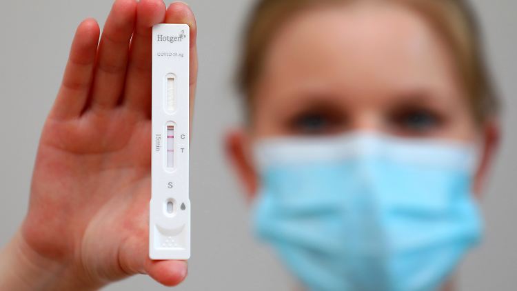 Die Zahl positiven Coronatests dürfte in den nächsten Wochen weiter steigen. Daran könnten auch neue Mutationen des Coronavirus beteiligt sein. 