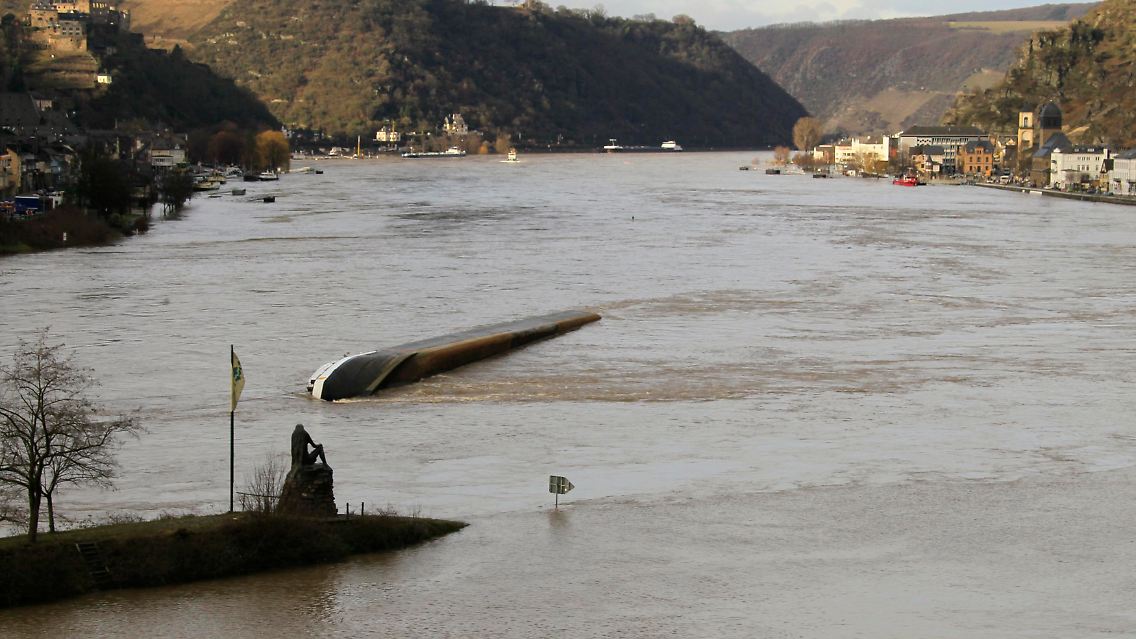 Die "Waldhof" neben der Bronzestatue der Loreley.