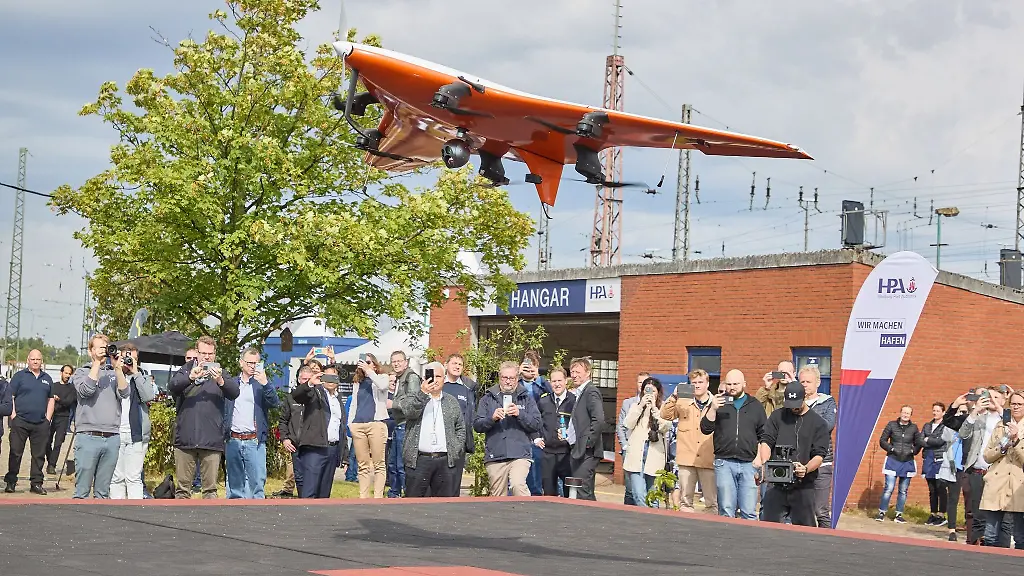 Medienvertreter-und-Gaeste-beobachten-den-Start-einer-CarryAir-Drohne-anlaesslich-der-Eroeffnung-des-dronePORTs-am-Kleinen-Grasbrook
