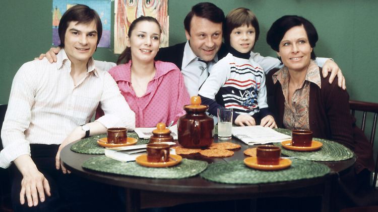 Lamprecht (Mitte) 1977 in "Kennen Sie die Lindemanns?" Er spielte insgesamt mehr als 150 Film- und Fernsehrollen.