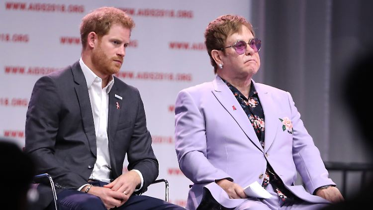 Prinz Harry und Elton John (v.l.) schließen sich mit anderen Prominenten zusammen, um gegen die Verletzung ihrer Privatsphäre zu klagen.
