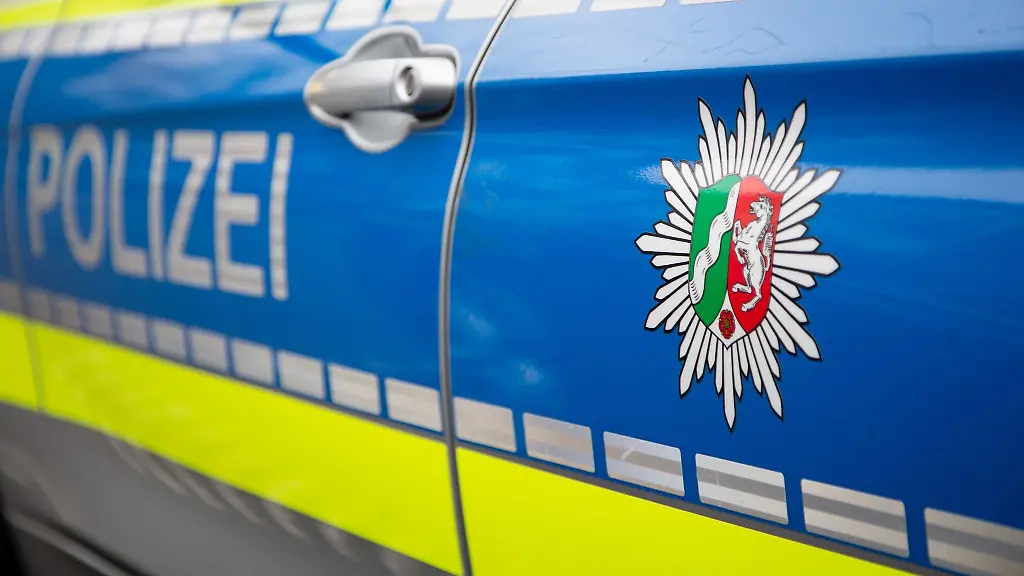 Blick-auf-ein-Emblem-der-Polizei-in-NRW-an-einem-Polizeiauto