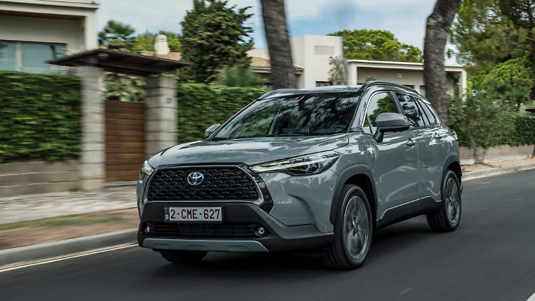 Der neue Toyota Corolla Cross fällt auf.