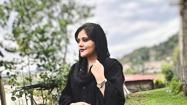 Mahsa Amini wurde von der sogenannten Sittenpolizei festgenommen, weil sie den Hidschab nicht so trug, wie das iranische Regime es vorschreibt.