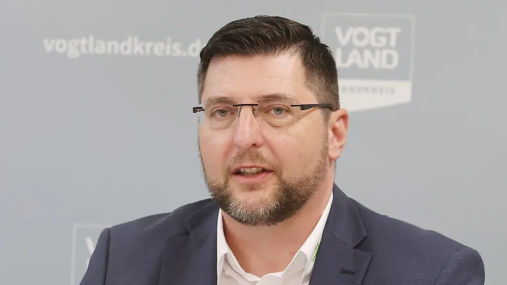 Thomas-Hennig-CDU-Landrat-des-Vogtlandkreises-spricht-bei-einer-Pressekonferenz