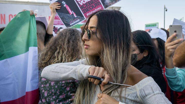 Weltweit schneiden sich Frauen auf Demonstrationen aus Solidarität mit den Iranerinnen Haare ab. Das Bild zeigt eine Iranerin, die in Istanbul lebt und protestiert.