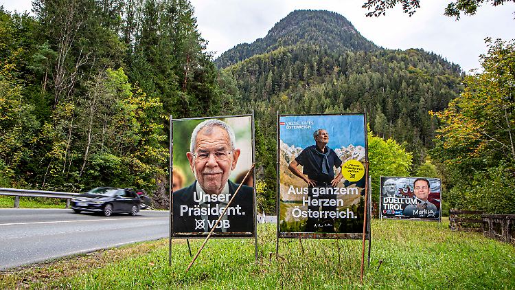 Plakate für die Bundespräsidentenwahl in der Nähe von Kufstein in Tirol.