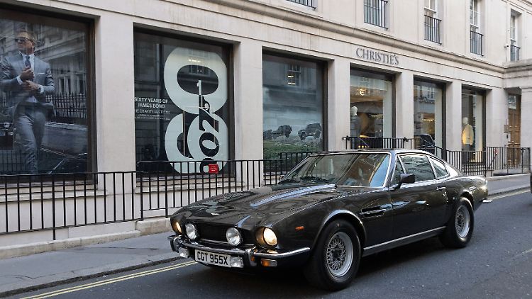 Aston Martin V8 Vantage vor Christie's in London: Dort wurden aus Anlass des 60. Bond-Jahrestages Autos, Kostüme und vieles mehr aus den Filmen versteigert.