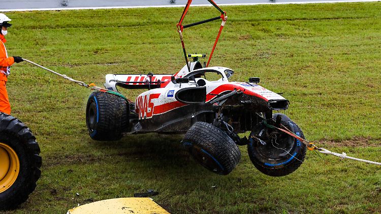 Massiv zerstört: Mick Schumacher crashte heftig in die Bande.