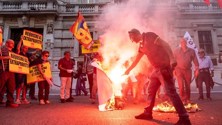 Mitglieder der Gewerkschaft USB verbrennen in der Nähe des Wirtschaftsministeriums in Rom Rechnungen, um gegen die Inflation zu protestieren.